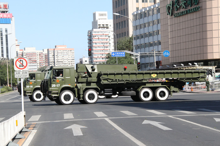 国庆阅兵车队从我家门前过