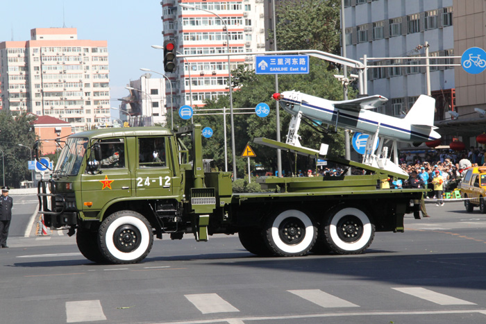国庆阅兵车队从我家门前过