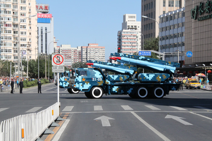 国庆阅兵车队从我家门前过