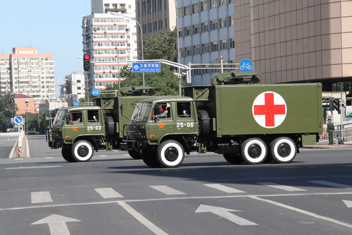 国庆阅兵车队从我家门前过