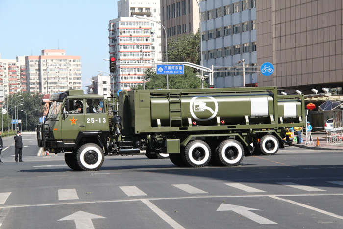 国庆阅兵车队从我家门前过