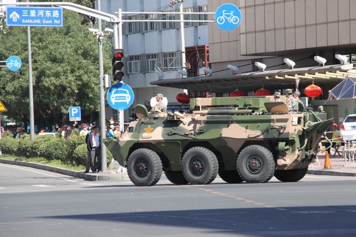 国庆阅兵车队从我家门前过