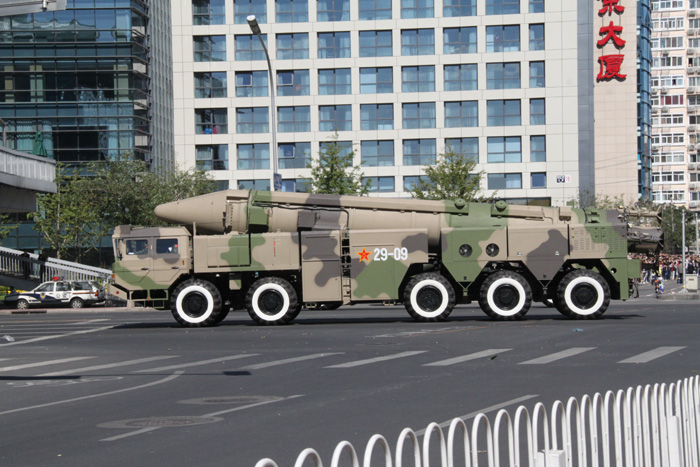 国庆阅兵车队从我家门前过