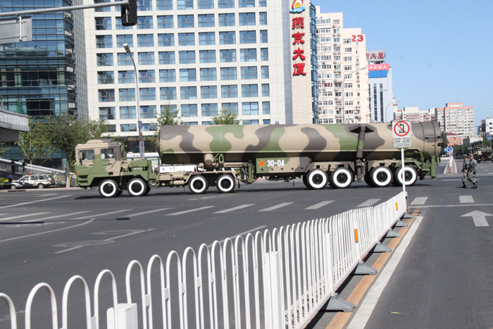 国庆阅兵车队从我家门前过