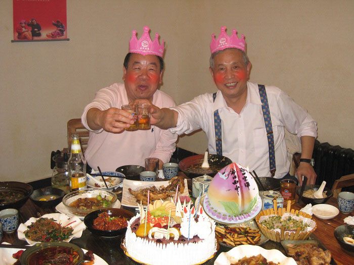 两位大哥生日快乐，笑口常开桃花朵朵开