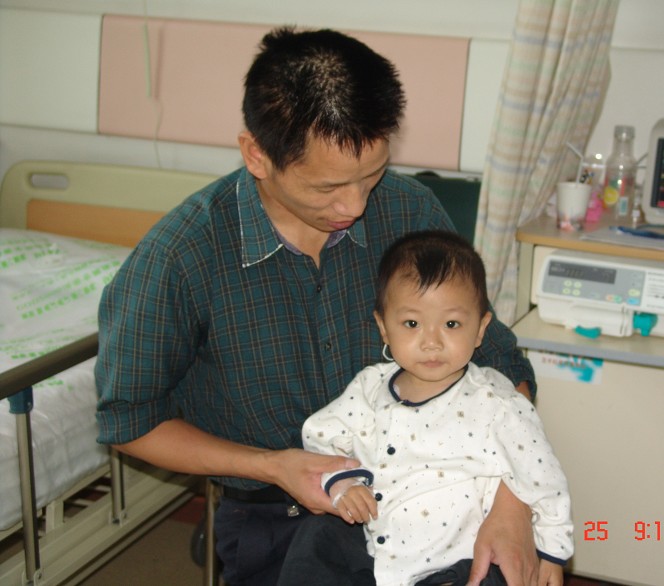 4岁大儿子离奇夭折，2岁小儿子又命悬一线——陷入悲痛深渊的农民王洪法要捐肝救儿