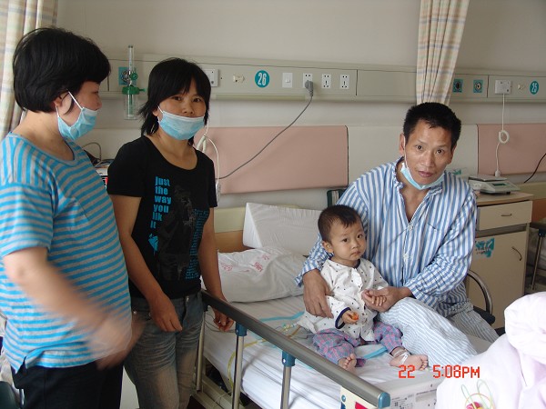 4岁大儿子离奇夭折，2岁小儿子又命悬一线——陷入悲痛深渊的农民王洪法要捐肝救儿