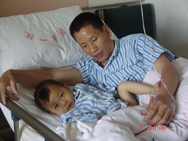 4岁大儿子离奇夭折，2岁小儿子又命悬一线——陷入悲痛深渊的农民王洪法要捐肝救儿