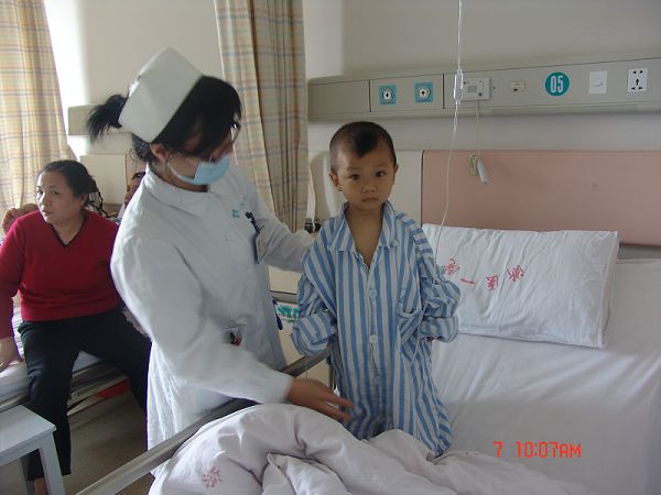 4岁大儿子离奇夭折，2岁小儿子又命悬一线——陷入悲痛深渊的农民王洪法要捐肝救儿