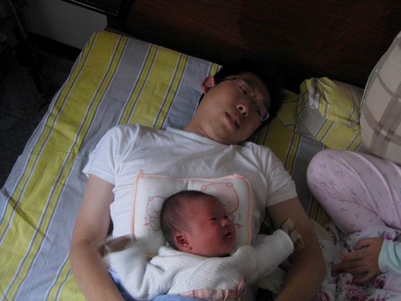宝宝今天满月了，有点辛苦，但是快乐无限！