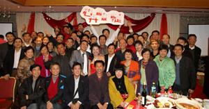 大家聚集一堂，共贺陈剑石卉新婚