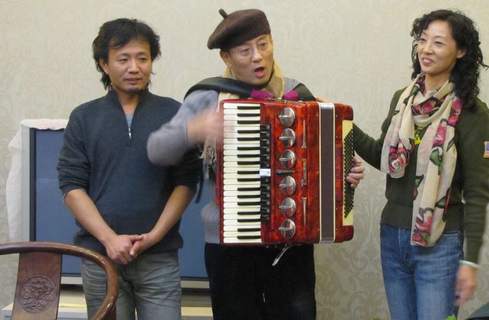 周末与感恩的心去北京通县宋庄画家村参加家庭画展聚会并看望移植的大姐