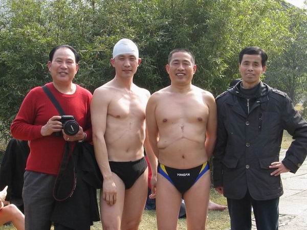 为冬泳健将穗中树、阿汤喝彩！