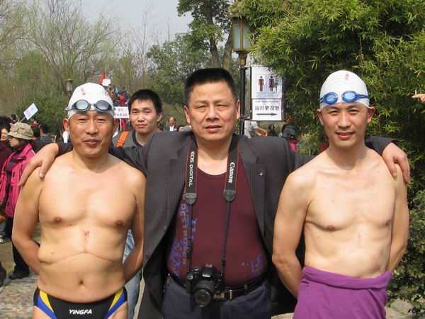 为冬泳健将穗中树、阿汤喝彩！