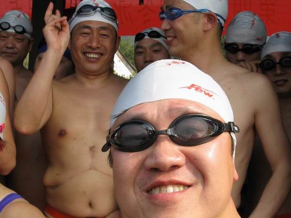 为冬泳健将穗中树、阿汤喝彩！