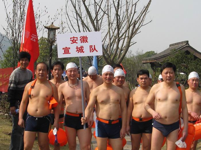 为冬泳健将穗中树、阿汤喝彩！