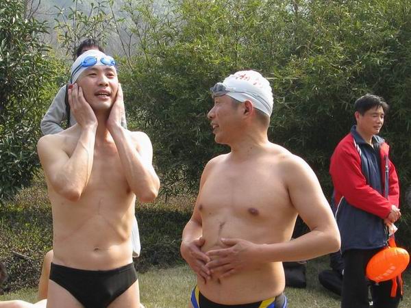为冬泳健将穗中树、阿汤喝彩！
