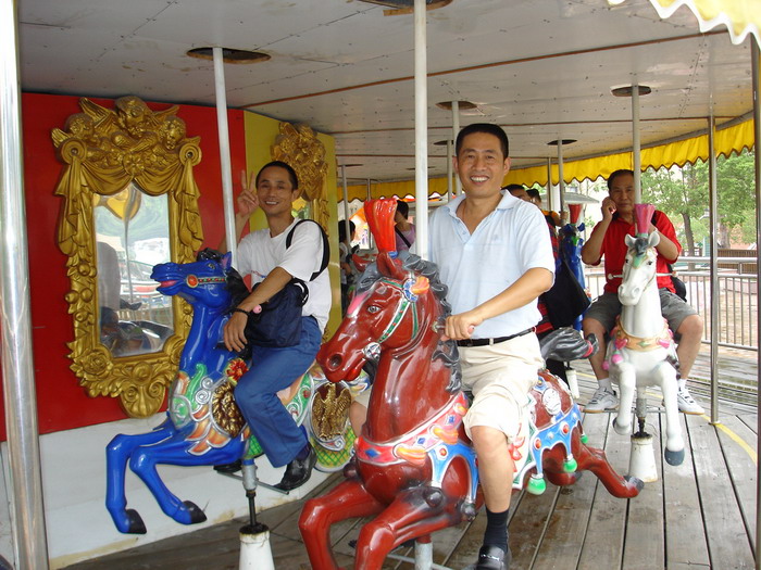 隆重祝贺又一村进入新生十岁行列