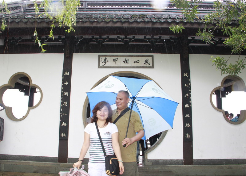 孔雀多开屏，只为客人来