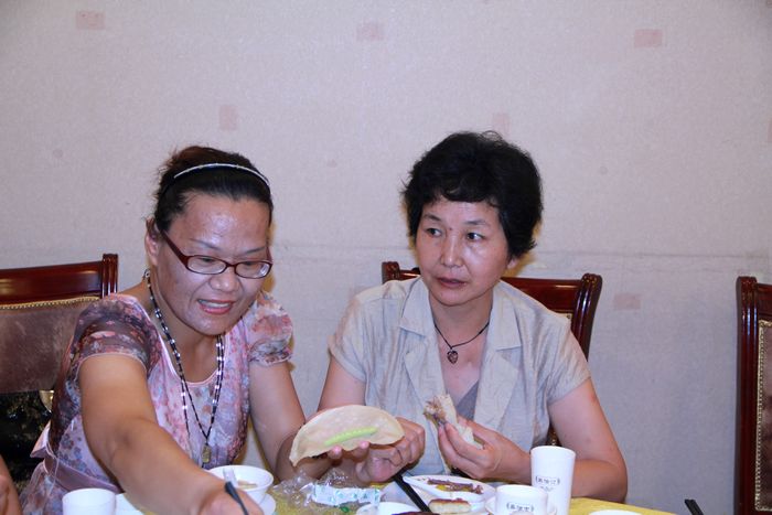 运动会后移友再次相聚北京