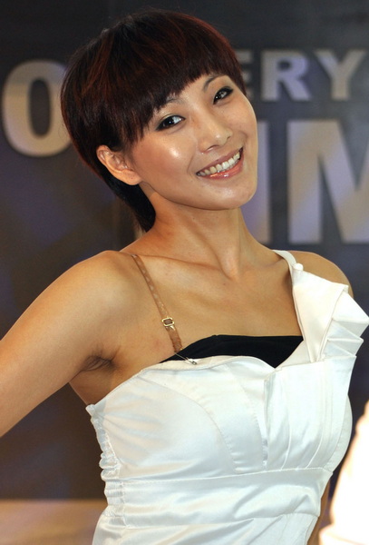 2010齐鲁秋季车展上的美眉